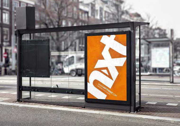 Cartaz num mupi de paragem de autocarro